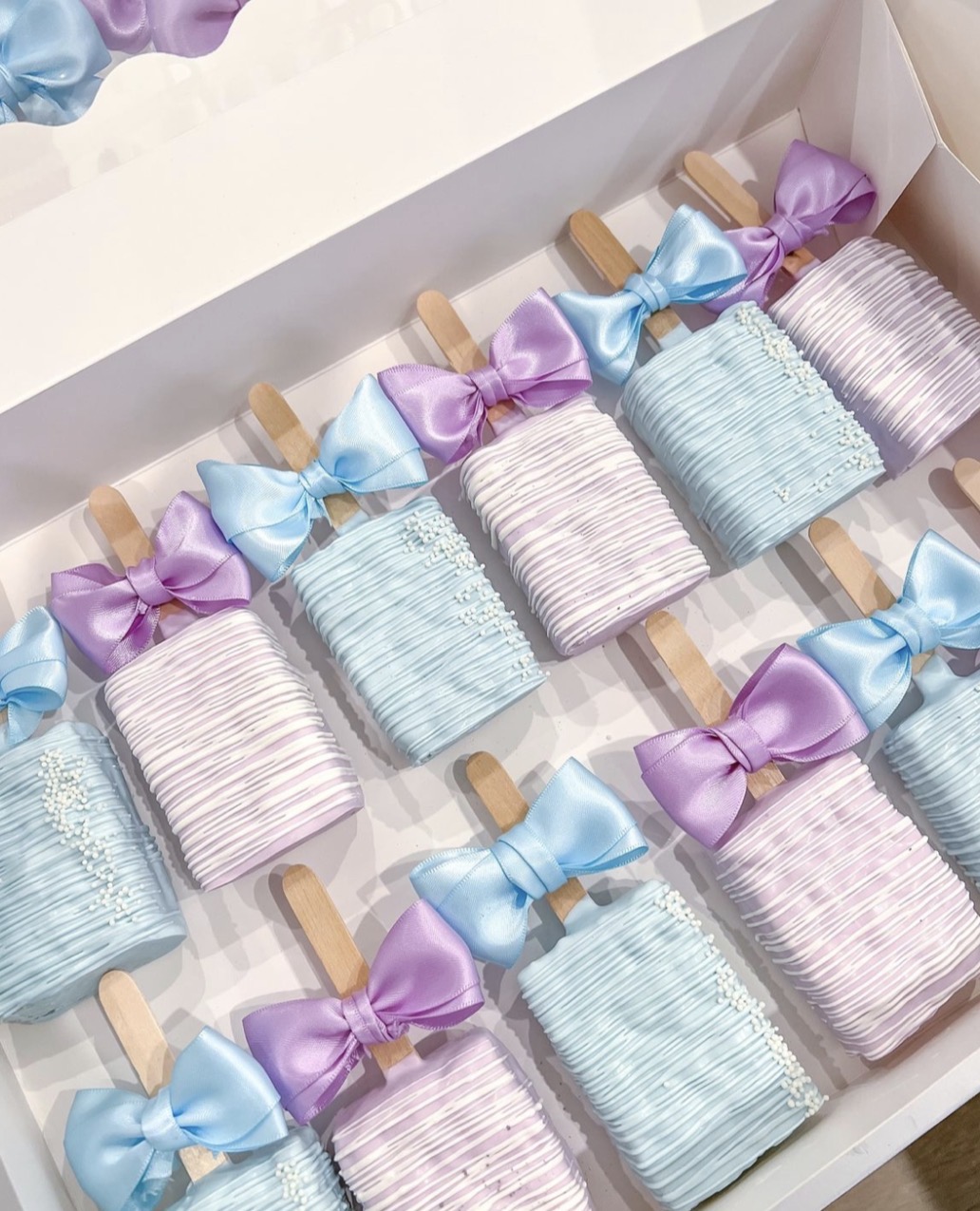 Pastel rice krispy popsicle bars with bows