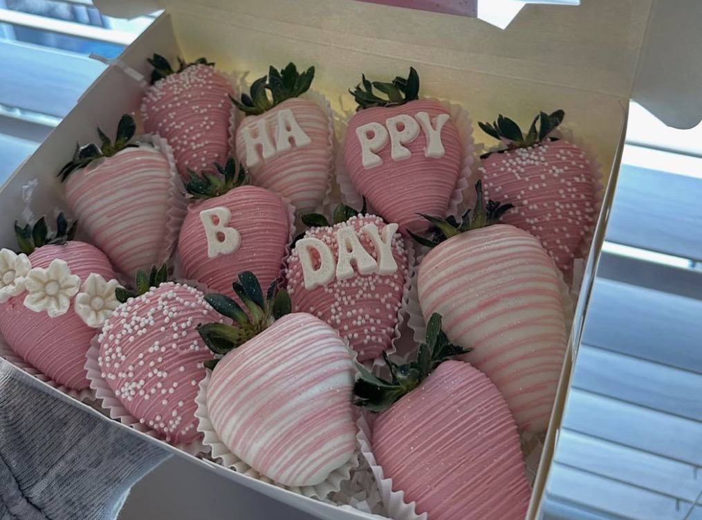 Pink chocolate strawberries with Happy B-Day decoration